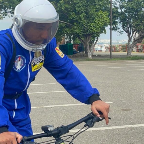 Joven pedalea desde Tamboril para pedir un lugar en reality show de Alofoke