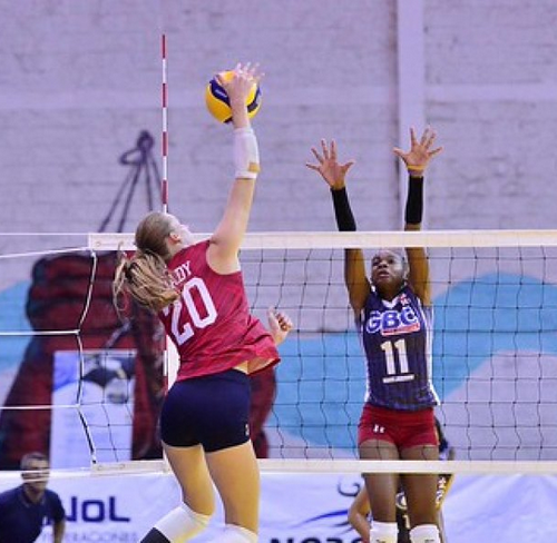 Selección femenina de voleibol sub-17 de Estados Unidos domina a República Dominicana y asegura invicto en fase de grupos