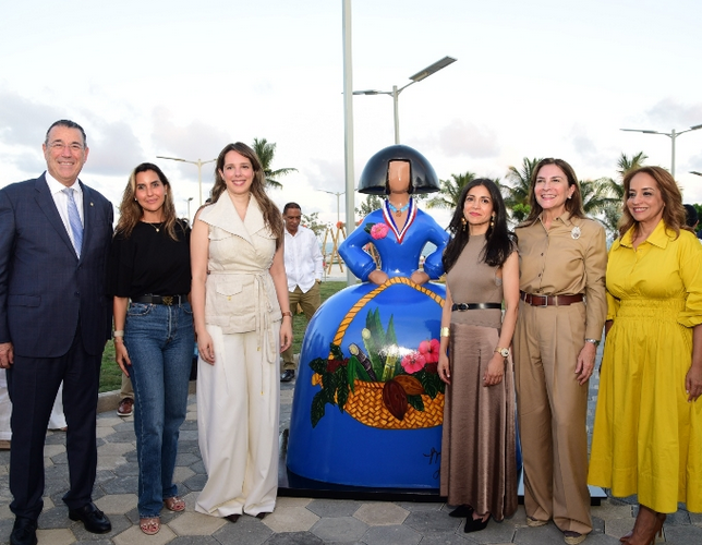 Presentan quinta figura gigante inspirada en frutos dominicanos en el Malecón