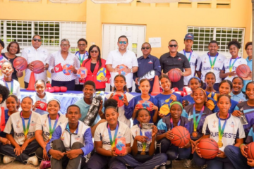 INEFI entrega implementos deportivos a diez escuelas en la frontera dominicana